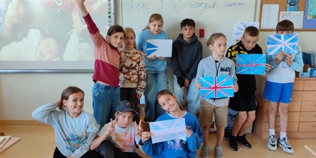 Powiększ grafikę: Zbiorowe zdjęcie uczniów w sali  lekcyjnej. Uczniowie demonstrują wykonane plakaty.