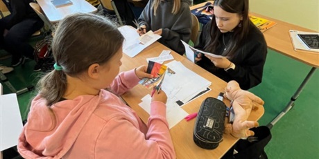 Powiększ grafikę: Uczniowie przygotowują plakaty, flagi.