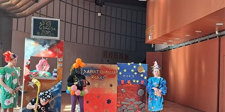 Powiększ grafikę: Uczestnicy konkursu podczas występu na scenie.