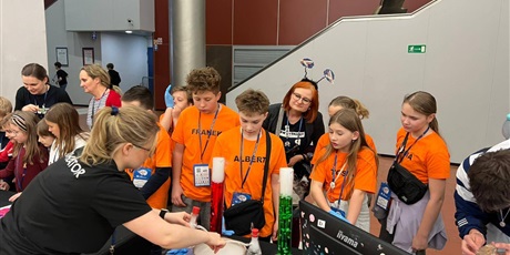 Powiększ grafikę: Uczestnicy konkursu i trenerka w biurze konkursu.