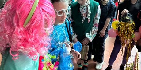 Powiększ grafikę: Uczestnicy konkursu w przebraniach przed występem.