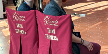 Powiększ grafikę: Trenerki uczestników konkursu siedzące na "Tronie trenera".