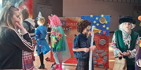 Powiększ grafikę: Uczestnicy konkursu w przebraniach przed występem.