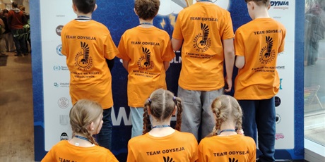 Powiększ grafikę: Uczestnicy konkursu w koszulkach reprezentacyjnych szkoły.