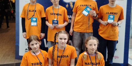 Powiększ grafikę: Uczestnicy konkursu w koszulkach reprezentacyjnych szkoły.