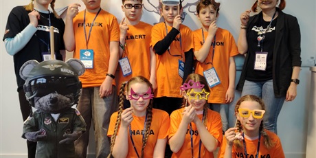 Powiększ grafikę: Uczestnicy konkursu i trenerki w "zabawnych "okularach.