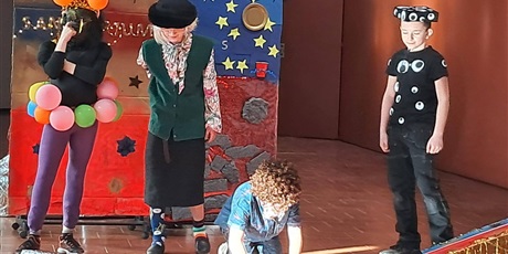 Powiększ grafikę: Uczestnicy konkursu w przebraniach podczas występu.