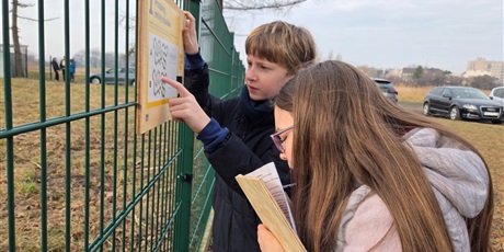 Powiększ grafikę: Uczniowie podczas gry terenowej wokół szkoły.