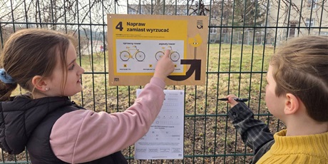 Powiększ grafikę: Uczniowie podczas gry terenowej wokół szkoły.