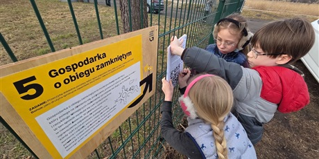 Powiększ grafikę: Uczniowie podczas gry terenowej wokół szkoły.