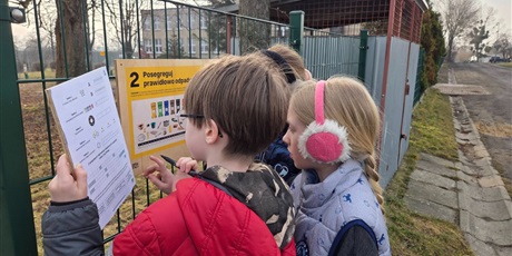 Powiększ grafikę: Uczniowie podczas gry terenowej wokół szkoły.