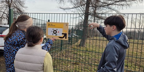 Powiększ grafikę: Uczniowie podczas gry terenowej wokół szkoły.