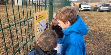 Powiększ grafikę: Uczniowie podczas gry terenowej wokół szkoły.