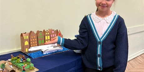 Powiększ grafikę: Uczennica prezentująca swoją pracę plastyczną wykonaną na Konkurs.