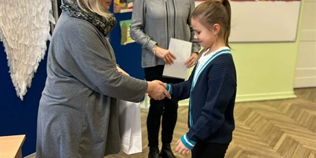 Powiększ grafikę: Uczennica otrzymuje nagrodę w Konkursie Plastycznym.