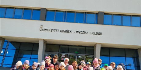 Powiększ grafikę: Zbiorowe zdjęcie uczniów przed budynkiem  Wydziału Biologii