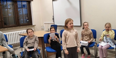 Powiększ grafikę: Uczniowie podczas zajęć integracyjnych w sali schroniska.