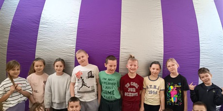 Powiększ grafikę: Uczniowie przed "kopułą" kina sferycznego w sali gimnastycznej.