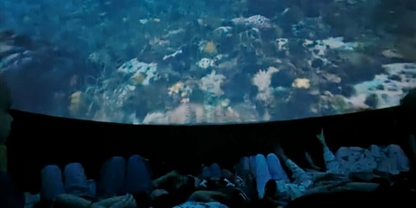 Powiększ grafikę: Uczniowie podczas seansu w kinie sferycznym.