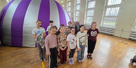 Powiększ grafikę: Uczniowie przed "kopułą" kina sferycznego w sali gimnastycznej.
