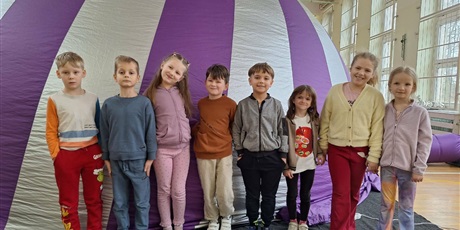 Powiększ grafikę: Uczniowie przed "kopułą" kina sferycznego w sali gimnastycznej.