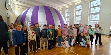 Powiększ grafikę: Uczniowie przed "kopułą" kina sferycznego w sali gimnastycznej.