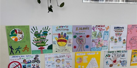 Powiększ grafikę: Prace konkursowe prezentowane na korytarzu szkolnym.