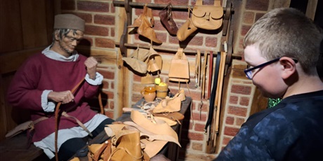 Powiększ grafikę: lekcja-muzealna-w-muzeum-archeologicznym-629031.jpg