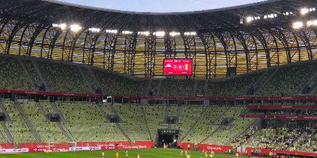 Powiększ grafikę: Mecz piłki nożnej na stadionie