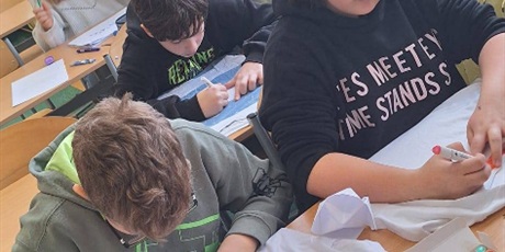 Powiększ grafikę: Uczniowie wykonują koszulki z zapisanymi trudnymi słowami .