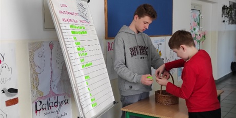 Powiększ grafikę: Uczniowie oddają swoje głosy na najciekawsze książki na korytarzu szkolnym.