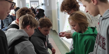 Powiększ grafikę: Uczniowie oddają swoje głosy na najciekawsze książki na korytarzu szkolnym.