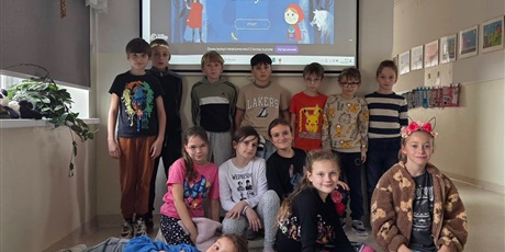 Powiększ grafikę: Zbiorowe zdjęcie uczniów przebranych  za postacie z bajek na korytarzu szkolnym.