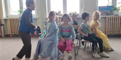 Powiększ grafikę: Uczniowie w przebraniach  za postacie z bajek w sali lekcyjnej podczas zabawy.