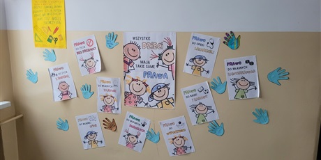 Powiększ grafikę: Plakaty umieszczone na korytarzu szkolnym dotyczące praw dziecka.