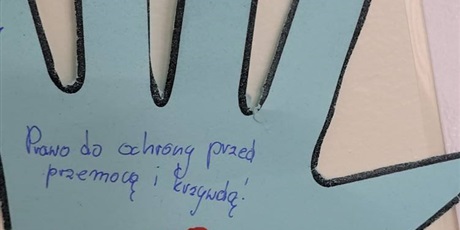 Powiększ grafikę: Niebieska "łapka" z zapisaną zasadą dotyczącą praw dziecka.