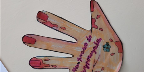 Powiększ grafikę: Kolorowa "łapka" z zapisaną zasadą dotyczącą praw dziecka.