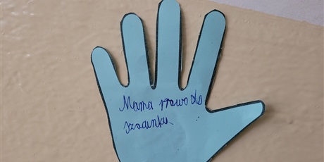 Powiększ grafikę: Niebieska "łapka" z zapisaną zasadą dotyczącą praw dziecka.