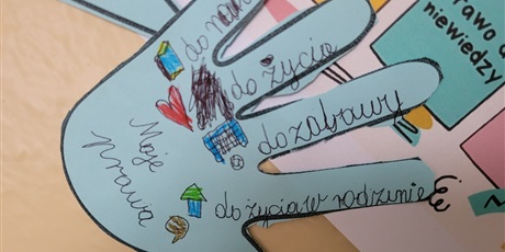 Powiększ grafikę: Niebieska "łapka" z zapisaną zasadą dotyczącą praw dziecka.