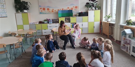 Powiększ grafikę: Uczniowie w sali lekcyjnej słuchający czytanej książki o prawach dziecka.