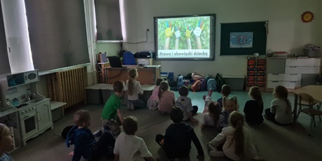 Powiększ grafikę: Uczniowie w sali lekcyjnej oglądające prezentację na temat praw dziecka.