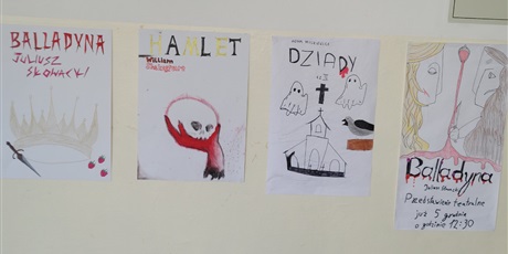 Powiększ grafikę: Afisze teatralne wykonane przez uczniów umieszczone na korytarzu szkolnym.