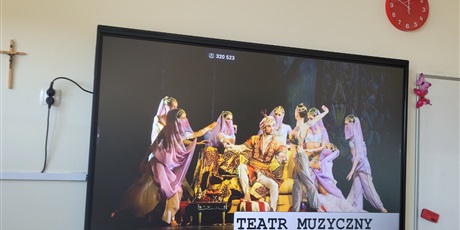 Powiększ grafikę: Prezentacja dotycząca zagadnień związanych z teatrem.