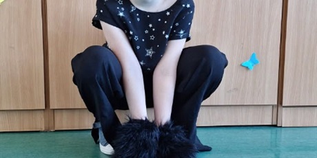 Powiększ grafikę: Uczennica  w przebraniu postaci z dzieła literackiego w sali lekcyjnej.