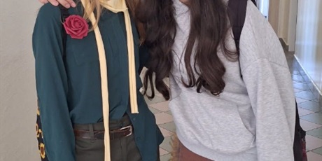 Powiększ grafikę: Uczennice w przebraniach postaci z dzieł literackich na korytarzu szkolnym.