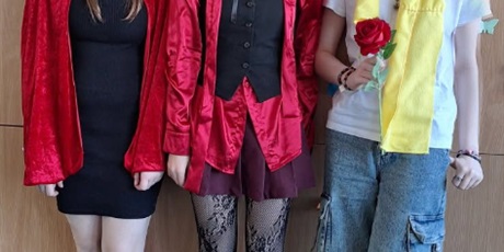 Powiększ grafikę: Uczennice w przebraniach postaci z dzieł literackich w sali lekcyjnej.