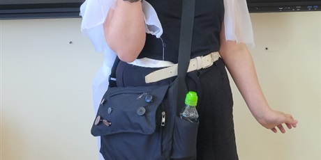 Powiększ grafikę: Uczennica  w przebraniu postaci z dzieła literackiego w sali lekcyjnej.