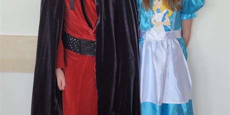 Powiększ grafikę: Uczennice w przebraniach postaci z dzieł literackich na korytarzu szkolnym.