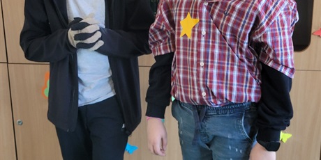 Powiększ grafikę: Uczniowie  w przebraniach postaci z dzieł literackich w sali lekcyjnej.