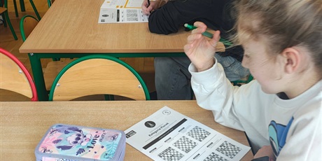 Powiększ grafikę: Uczniowie podczas rozwiązywania zadań konkursowych w sali lekcyjnej.